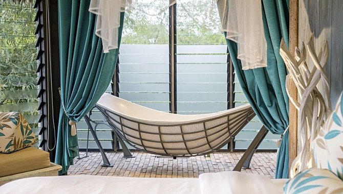 Badewanne in Form einer Hängematte