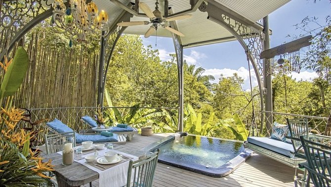 Blick von einer Villa in die Natur