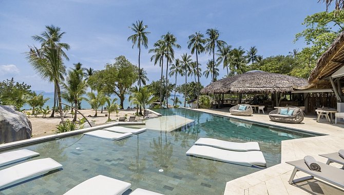 Pool mit schwimmenden Liegen