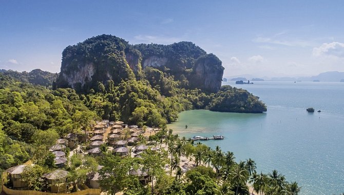 Luftaufnahme des Hotels mit Umgebung und Meer