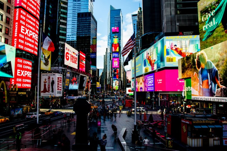 Beleuchtete Werbeanzeigen im Times Square
