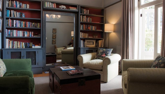 Große Bücherwand mit Sesseln