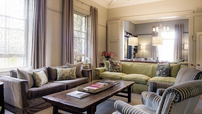 Loungebereich mit Sofas und Kaffeetisch