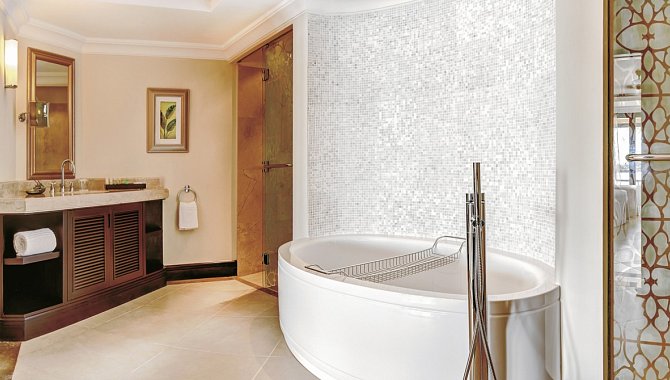 Elegantes Badezimmer mit moderner Badewanne und stilvoller Ausstattung im Westin Turtle Bay Resort & Spa, Mauritius.