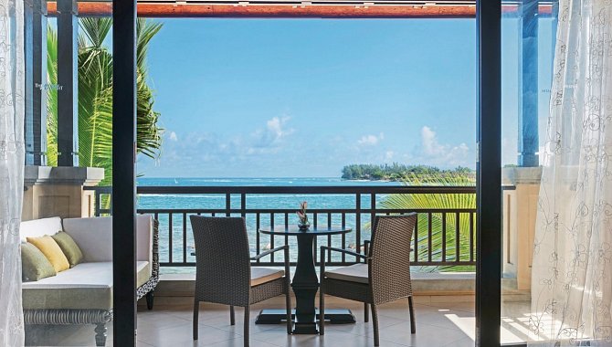 Private Terrasse mit Sitzgruppe und Meerblick im Westin Turtle Bay Resort & Spa, Mauritius.