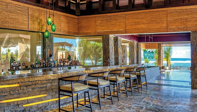 Moderne Bar mit Meerblick und stilvollem Interieur im Westin Turtle Bay Resort & Spa, Mauritius.