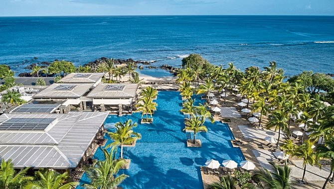 Luftaufnahme der weitläufigen Hotelanlage mit großem Pool, Palmen und direktem Meerzugang im Westin Turtle Bay Resort & Spa, Mauritius.