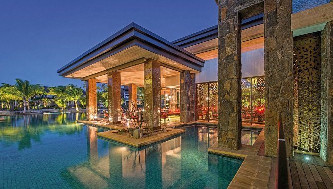 Beleuchteter Poolbereich mit stilvollem Ambiente bei Nacht im Westin Turtle Bay Resort & Spa, Mauritius.