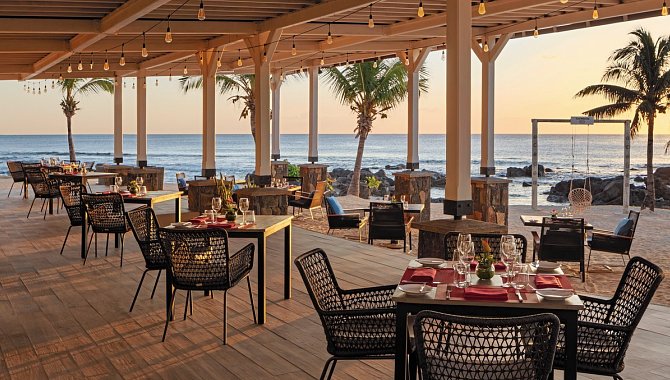 Restaurantterrasse mit Meerblick und stimmungsvoller Beleuchtung im Westin Turtle Bay Resort & Spa, Mauritius.