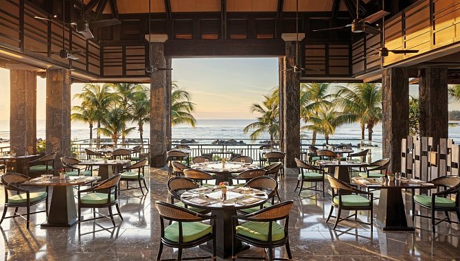 Restaurant mit offener Architektur und Blick auf den Ozean im Westin Turtle Bay Resort & Spa, Mauritius.