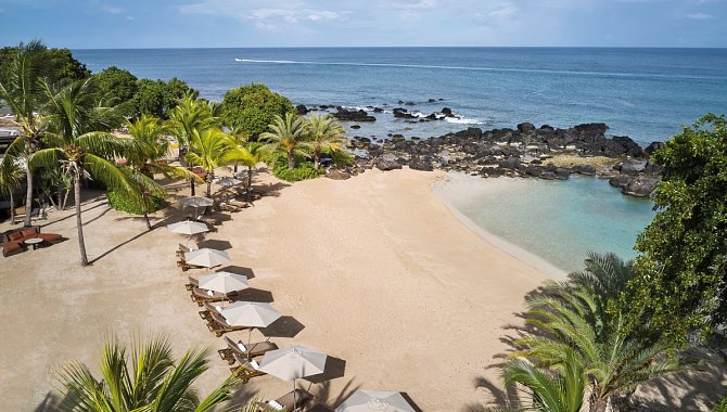 Ruhige Strandbucht mit feinem Sand, Liegen und türkisfarbenem Wasser am Westin Turtle Bay Resort & Spa, Mauritius.
