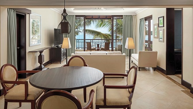 Heller Wohnbereich mit gemütlicher Sitzecke und Blick auf das Meer im Westin Turtle Bay Resort & Spa, Mauritius.