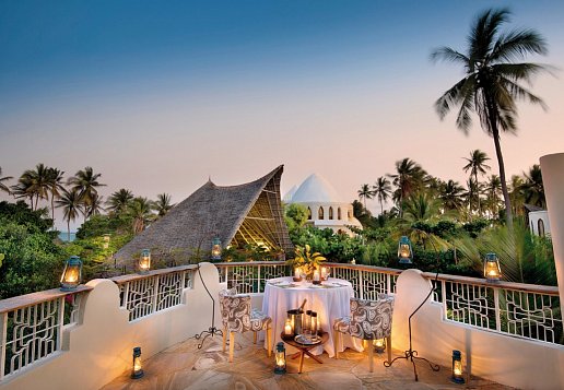 Terrasse mit gedecktem Tisch