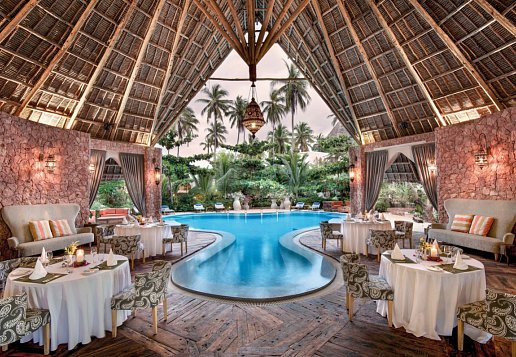 Hotelrestaurant und Pool