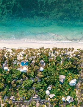 Hotelanlage und Strand