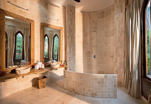 Badezimmer mit Regendusche