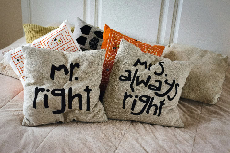 Zwei Kissen auf denen "Mr. right" und "Mrs. always right" stehen